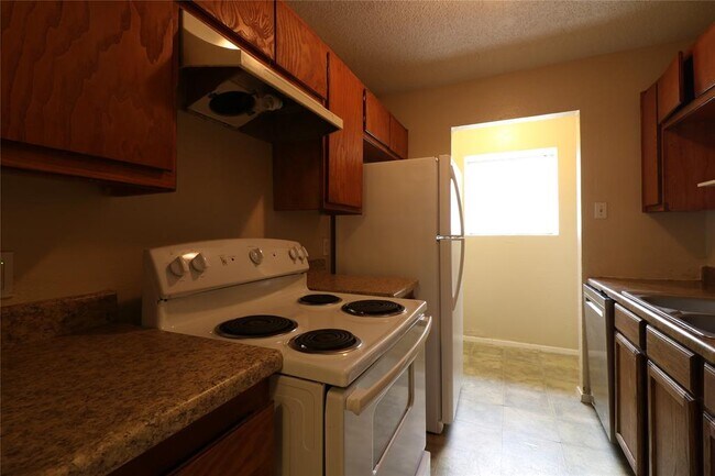 Building Photo - 1616 Windsong Ln