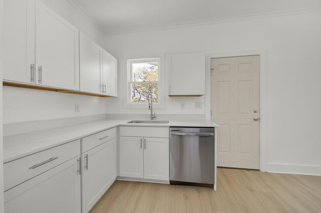 Building Photo - Newly renovated 2 Bedroom 1 bath charming ...