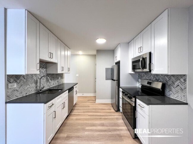 Building Photo - 1 bedroom in CHICAGO IL 60657