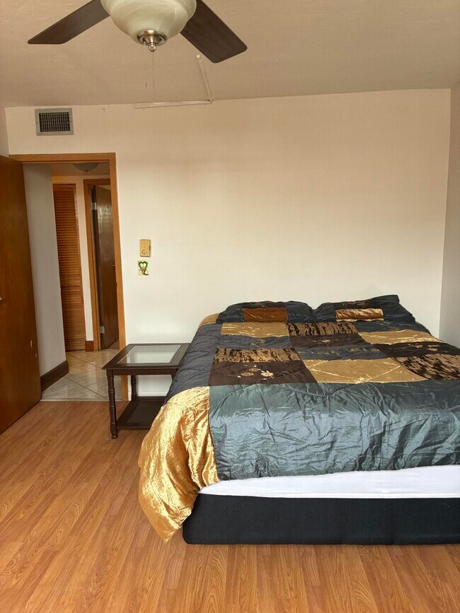 Building Photo - 2821 Somerset Dr