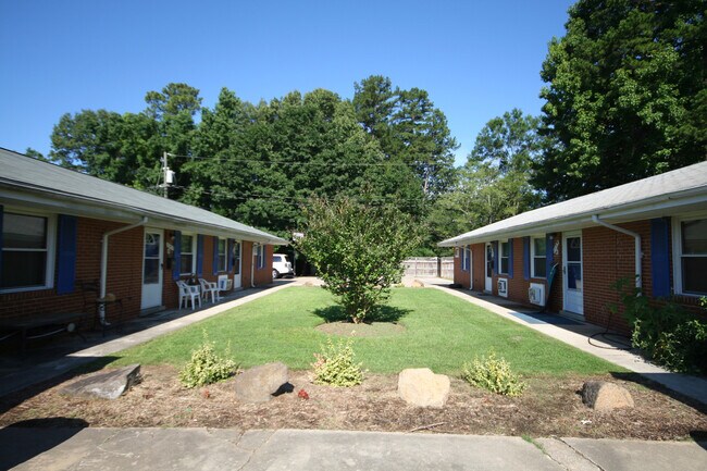 Building Photo - Renovated Apartment Near Duke West / W&D / Garden Plots