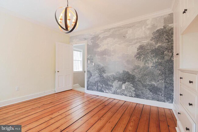 Building Photo - 217 S Lee St