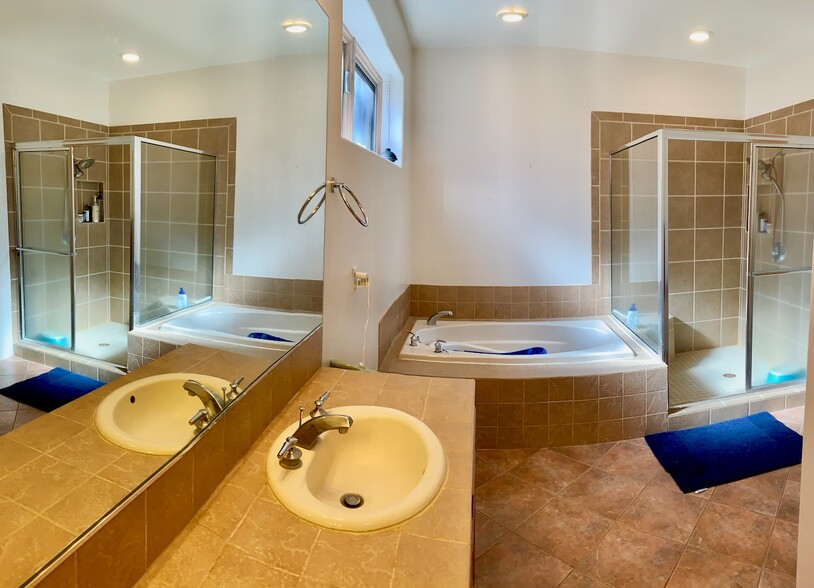 Master full bathtub, walk-in shower - 4750 Quemazon