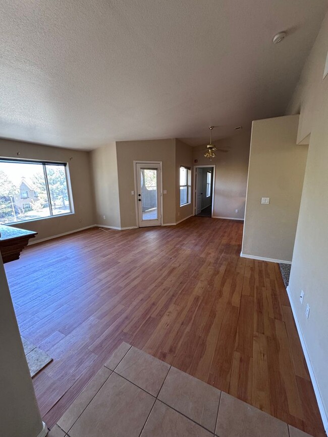 Building Photo - upper level with balcony - Boulder City