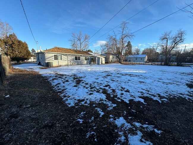 Building Photo - Cute little home with huge back yard.