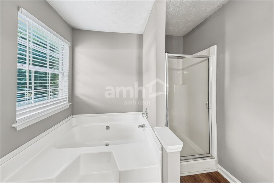 Building Photo - 1300 Wilkes Crest Dr
