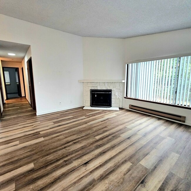 Building Photo - Charming, bright and peaceful condo close to ferries and shopping in Kingston!