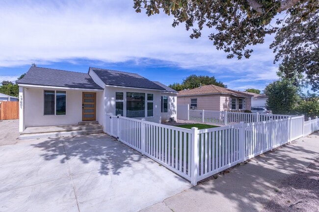 Building Photo - 17601 Hamlin St