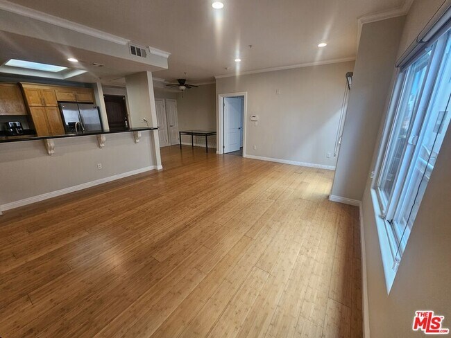 Building Photo - 1128 S Serrano Ave