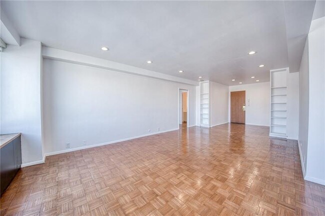 Building Photo - 320 Fort Duquesne Blvd