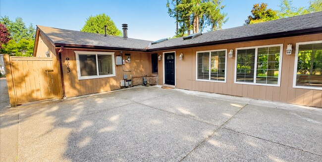 Building Photo - Beautifully Remodeled Home in Prime Kirkland Location | Designer Finishes | Spacious Layout | Top...