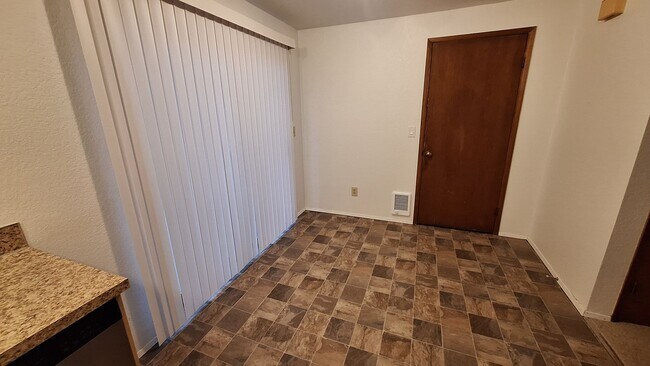Building Photo - 10505 Holly Dr