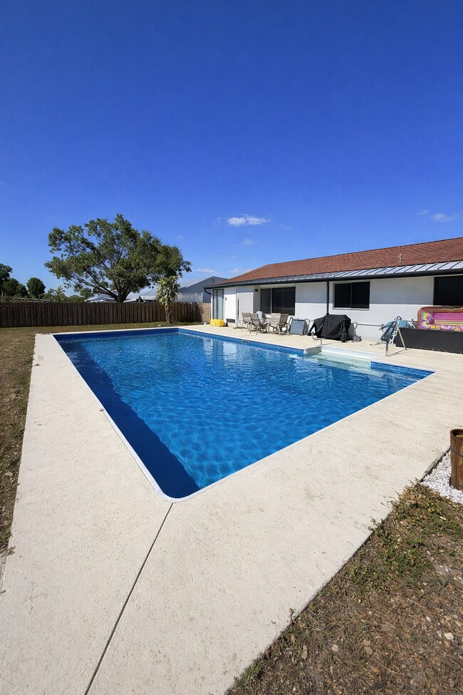 Building Photo - 8127 Chesebro Ave