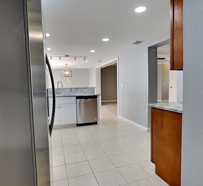 Building Photo - 4402 W Sevilla St