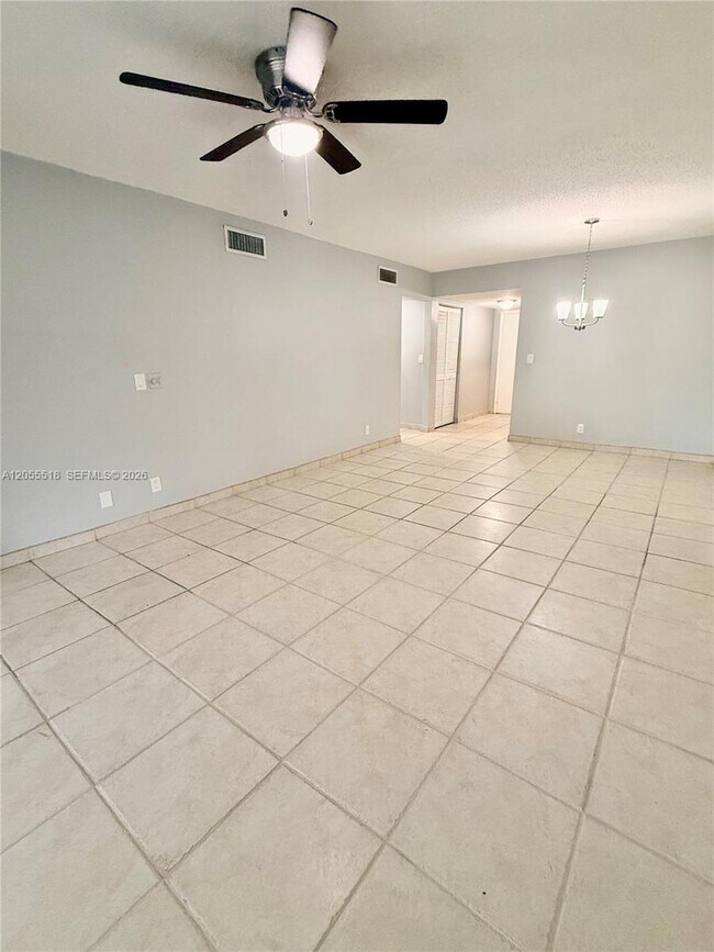 Building Photo - 200 Jacaranda Country Club Dr