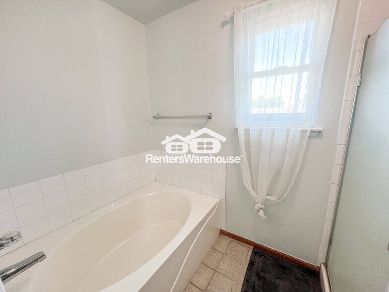 Building Photo - 4392 Deephaven Ct