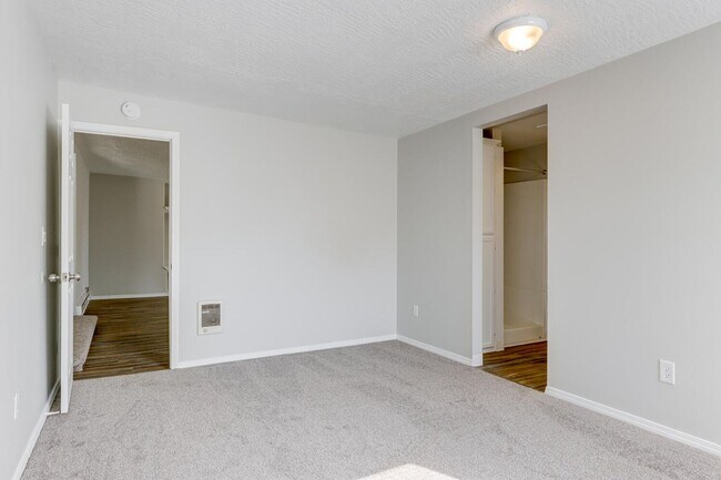 Building Photo - Dewey Duplex