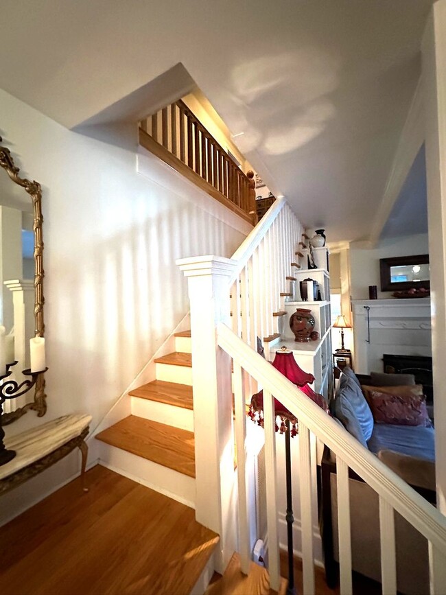 Building Photo - Vintage Home, furnished and upgraded: Occi...
