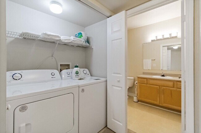 Building Photo - Spacious 2/2 condo with beautiful water vi...