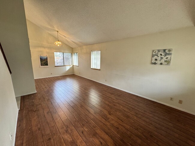 Building Photo - Beautiful 4 Bedroom Home