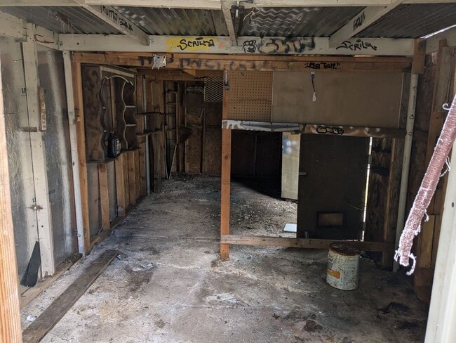 Building Photo - 3 Bed 1 Bath with fenced yard, laundry roo...