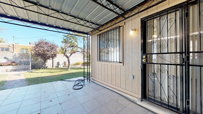 Building Photo - UPTOWN 3/BD 2/BA 1/CP WORKSHOP
