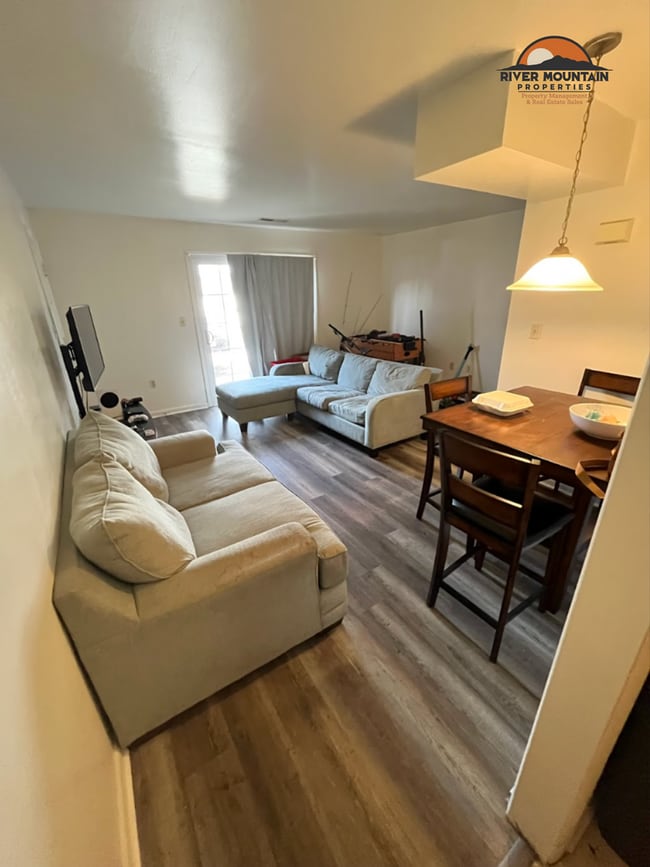 Building Photo - Updated Apartment Near Downtown – Prime Location!