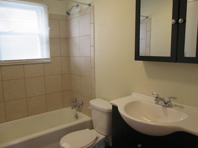 Building Photo - 820 Lincoln Ave SE