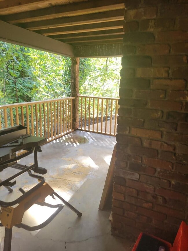 Building Photo - 5 bedroom 3 bath in Town Acres Subdivision