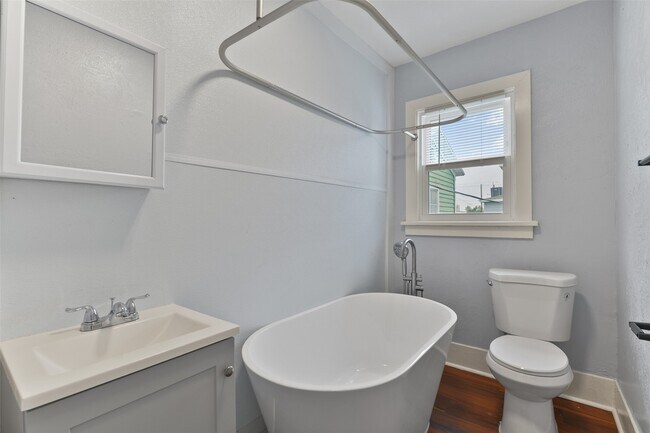 Building Photo - 909 28th St