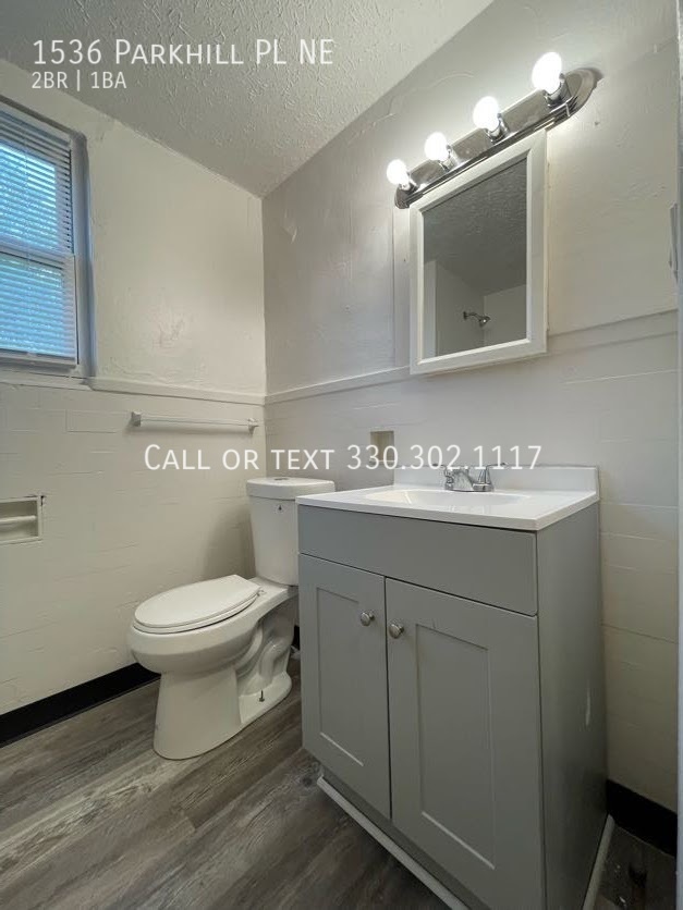 Building Photo - Two bedroom one bathroom apartment for rent