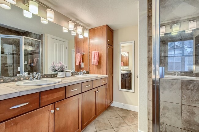 Building Photo - Long Realty & Property Management - Wonderfully Located Townhome in Great Neighborhood