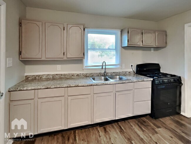 Building Photo - 3102 Elmhurst Dr