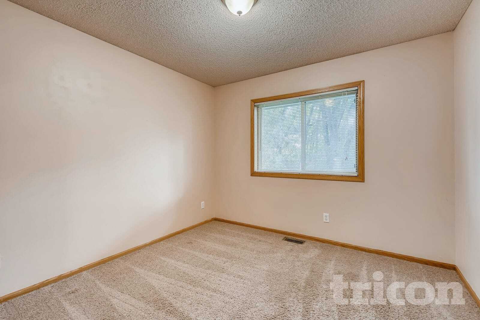Building Photo - 357 Parkview Ln S