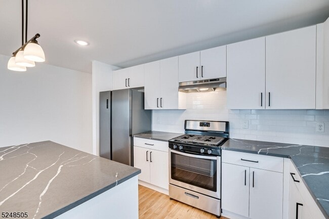 Building Photo - 708 Seaport Dr.