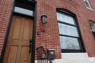 Building Photo - Charming 3Bedroom Townhome - Steps from Pa...