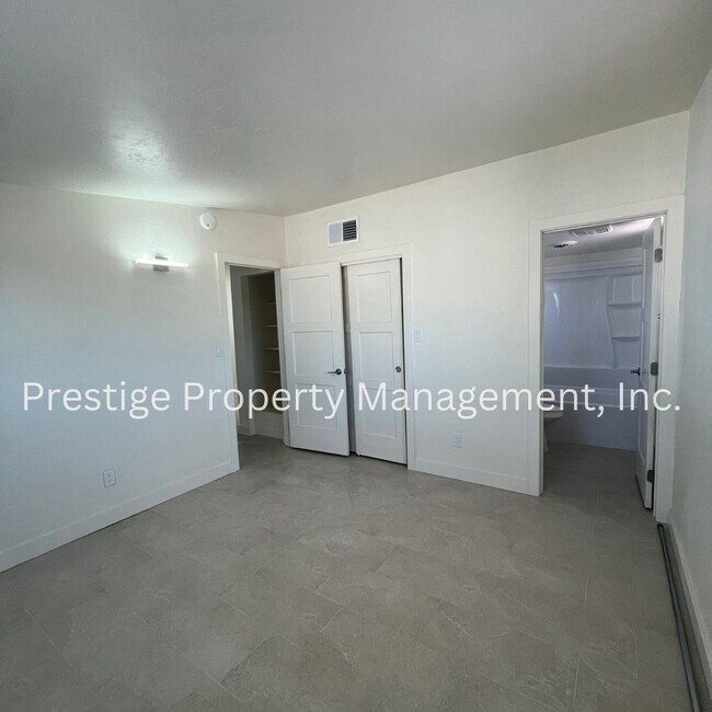 Building Photo - 1/1 Remodeled Triplex Across from the UofA!