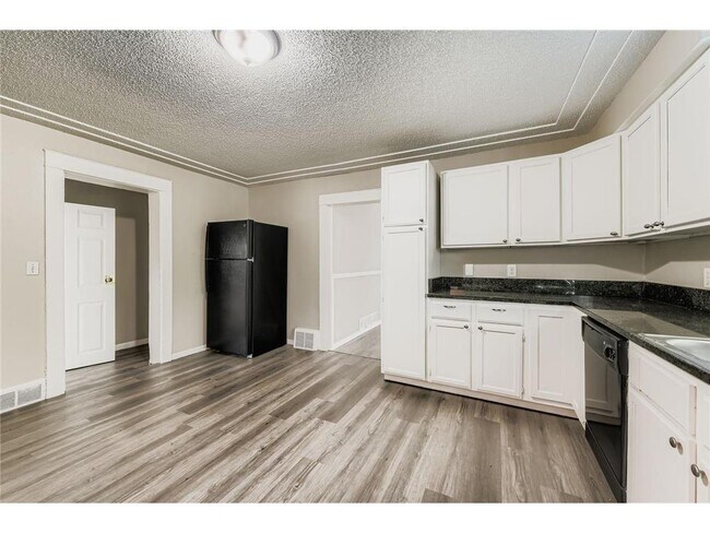 Building Photo - 707 Jenks Ave E