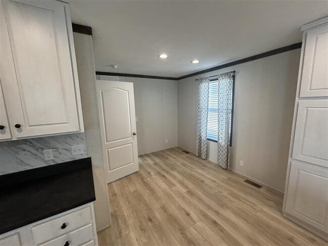 Building Photo - 20 Grant St