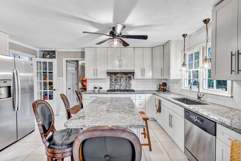 First floor kitchen - 4250 Edgewater Ct NW