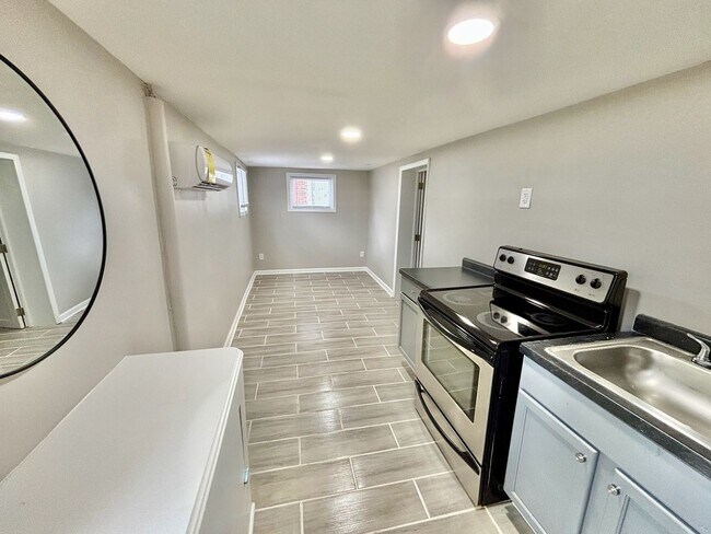 Building Photo - Studio Apartment, Fresh Renovation