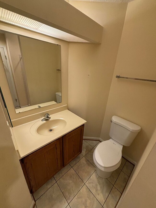 Building Photo - Updated - 2BD/2BA on 2nd floor with Balcony!