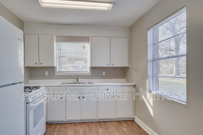 Building Photo - 329 Verdery Dr