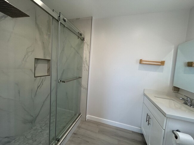 Building Photo - Newly Renovated 3 Bed / 2.5 Bath Apartment for Rent – Prime Huntington Beach Location!