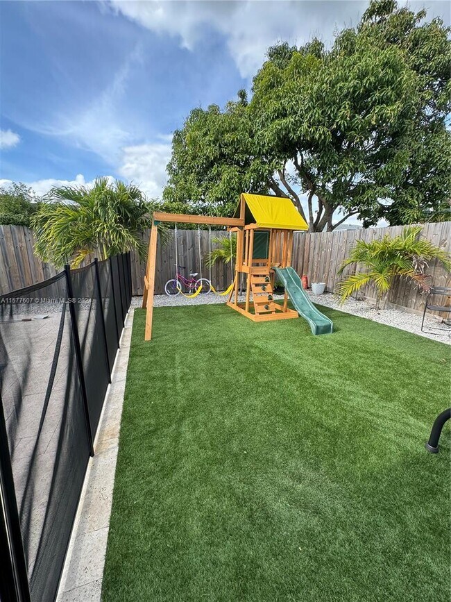 Building Photo - 876 Gardenia Dr