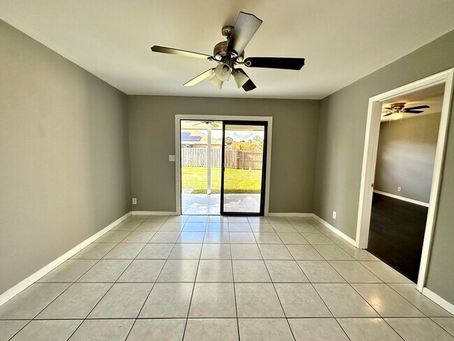 Building Photo - 947 Country Wood Ct