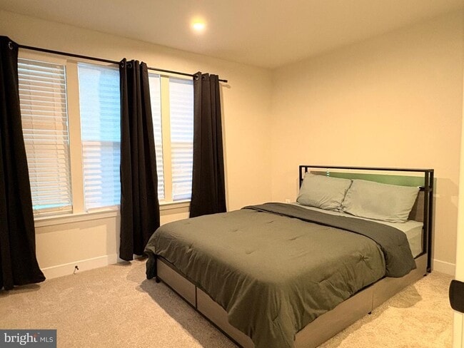 Building Photo - 736 Watts St