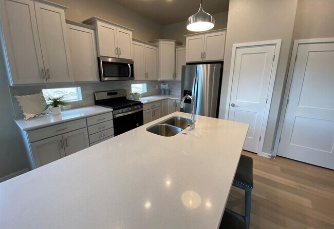 Building Photo - Flying Horse Luxury 4 Bed Townhouse with Mt. Views