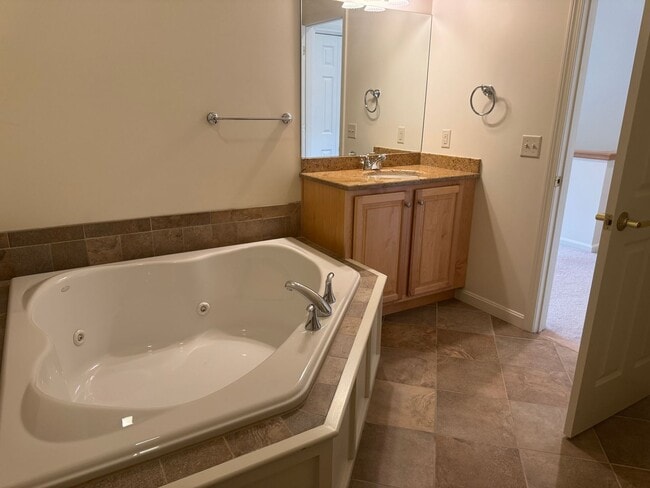 Building Photo - 3 Bedroom Condo in Hanover