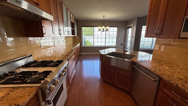 Building Photo - West Side 3 Bed/2.5 Bath Townhouse Condo. Available NOW!